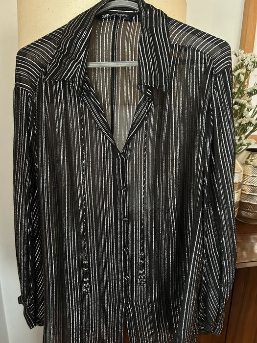 Camisa preta as riscas e com missangas