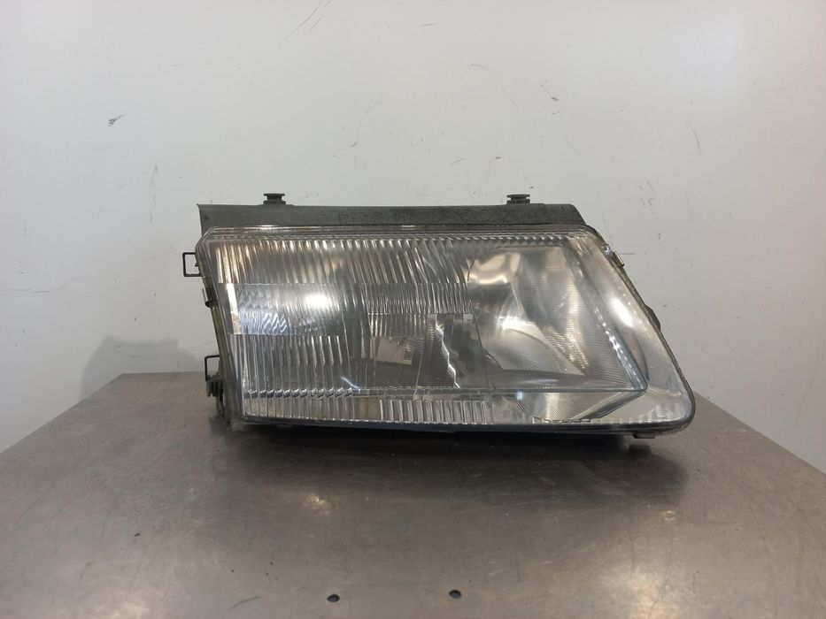 Farol Direito Volkswagen Passat Berlina 3B2