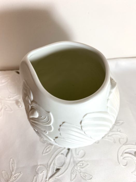 Ваза із білого бісквіту ваза „AK Kaiser“ White Bisque