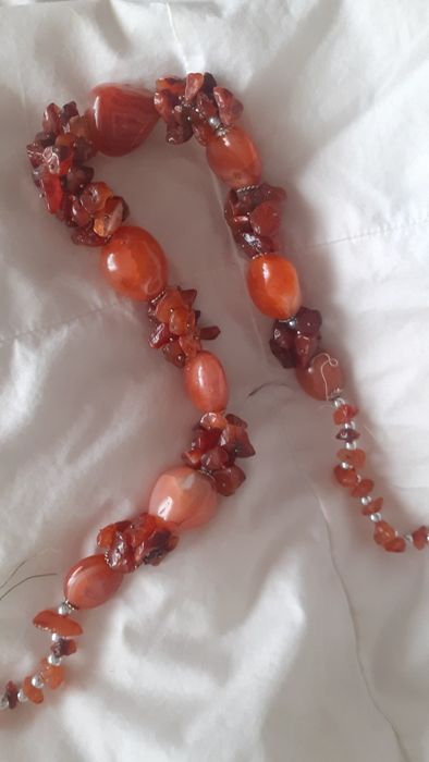 Colar de pedras cor castanho claro trabalhado