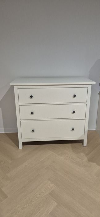 Biała komoda HEMNES