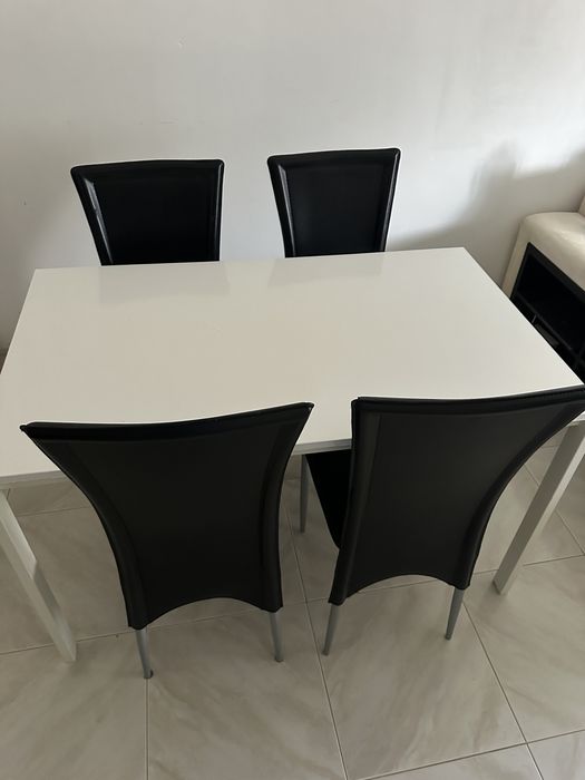 Mesa e cadeiras