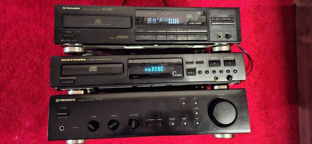Dois leitores de CD pioneer e marantz e amplificador pioneer avariado