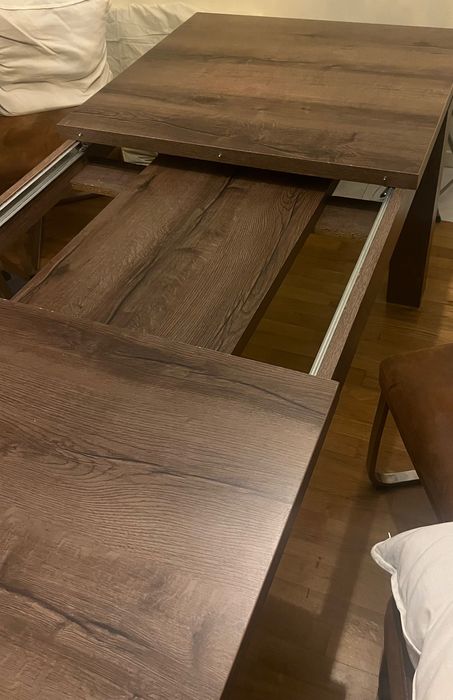 Vendo mesa de sala mais dois bancos em bom estado