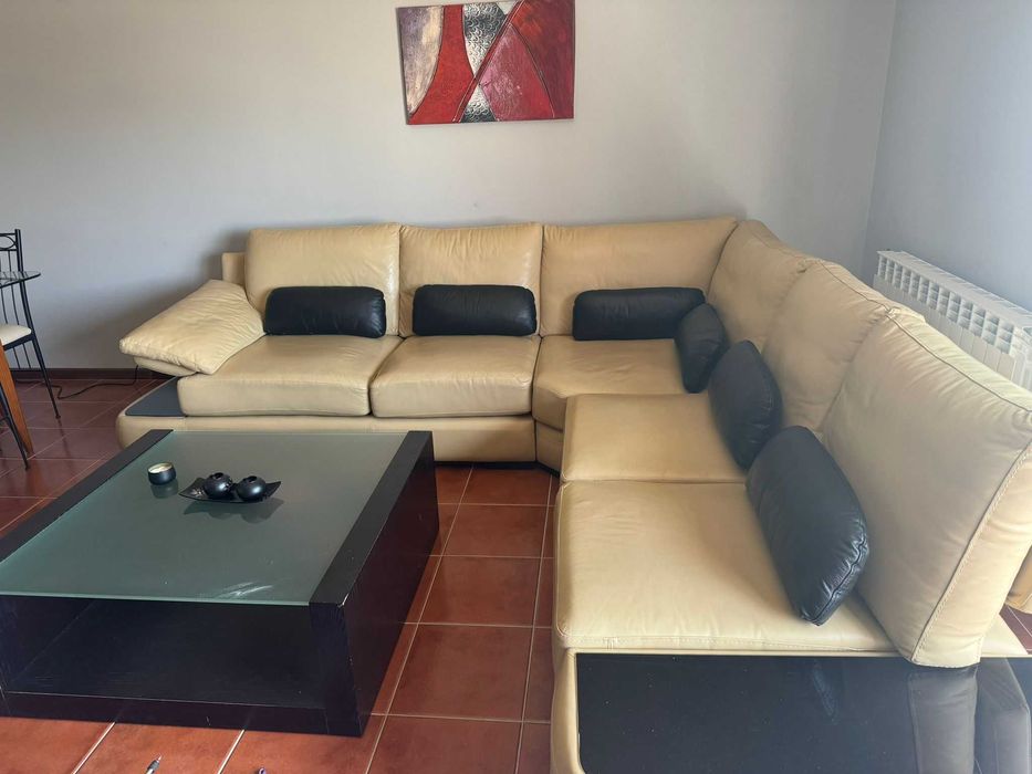 Sofá em pele bege verdadeira