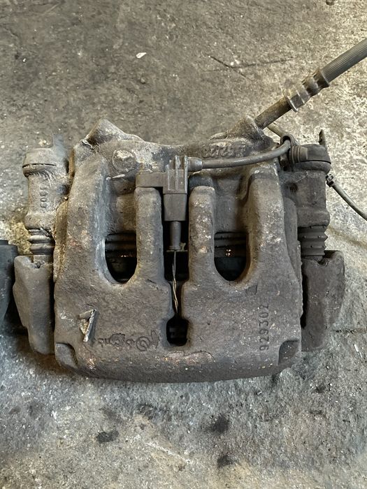 Суппорт передній двокатковий спарка лівий правий Sprinter W906  516