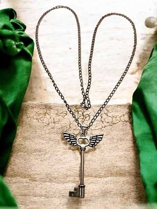 Naszyjnik Wisiorek Klucz Skrzydła Łańcuszek Kolor Srebrny Boho Gothic