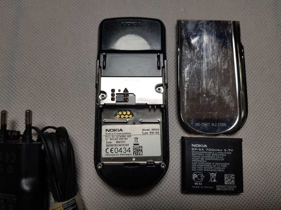NOKIA 8800 RM-165 / Czarna z ładowarką