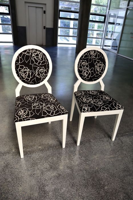 cadeiras estofadas brancas e padrão floral
