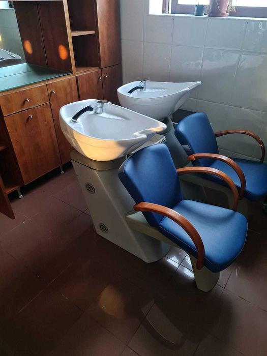 2 lavatorios de cabeça com cadeira