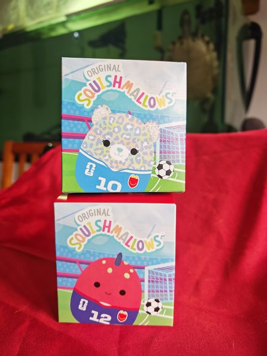 Lote 2 Mini Squishmallows McDonald's FIFA 2026 (Lindsay #10 e Maui #12)