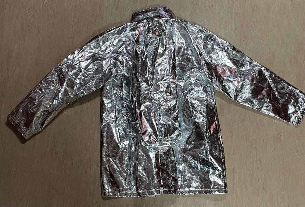 Fato aluminizado de combate a incêndios