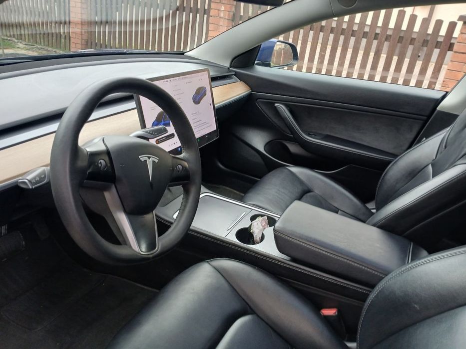 Tesla Model 3 2021 року