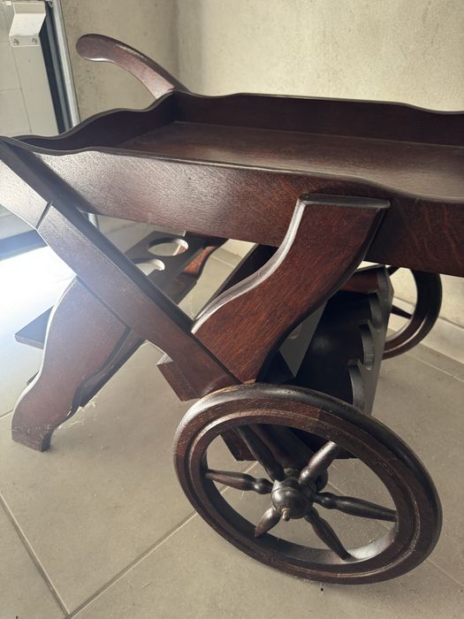 Carro de chá em madeira de castanho