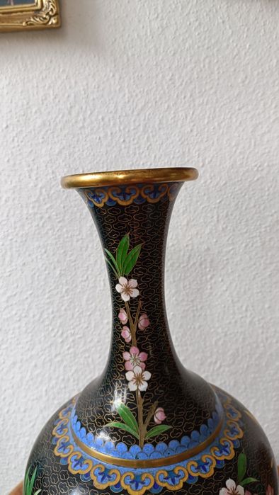 Duży wazon Cloisonné 31 cm na drewnianej podstawce.