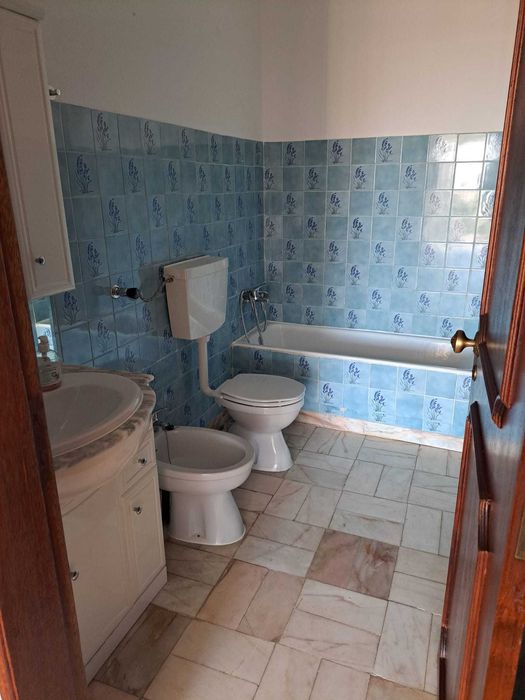 T2, Aluga-se R/C moradia para 1 ou 2 casais