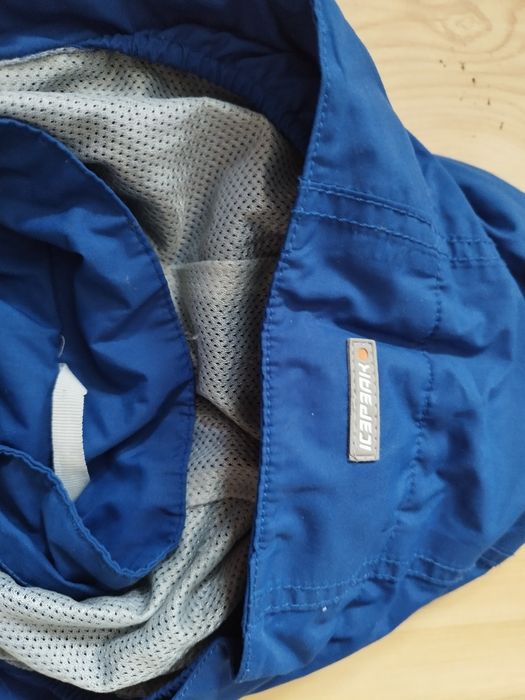 Markowa logowana kurtka wiatrówka 9-10 lat