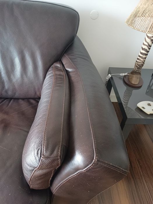 Sofa de pele castanho