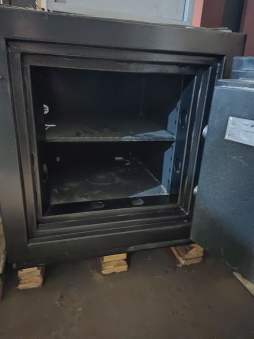 Продаю б.у  Сейф вогнезламостійкий  банківський 5 клас захисту (вибір)