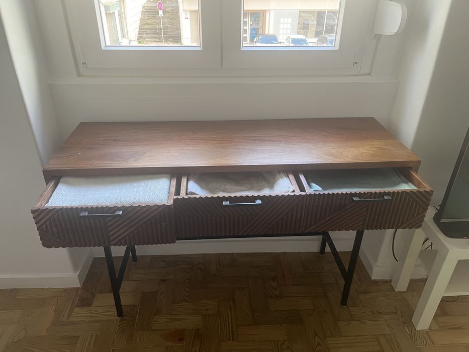 Vendo móvel consola de madeira com três gavetas