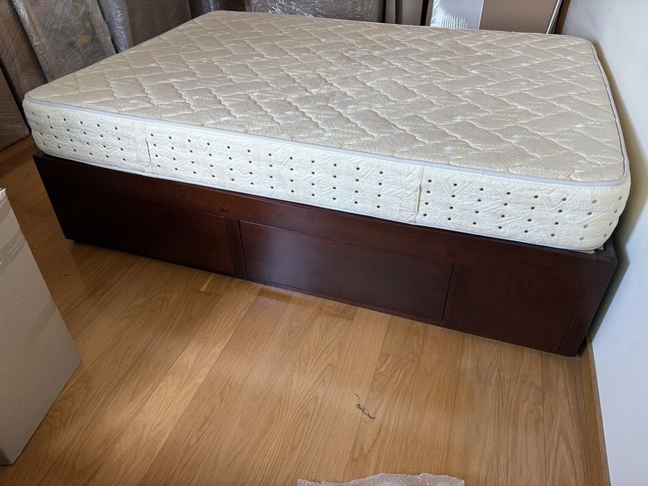 Cama de casal em madeira de 140x190