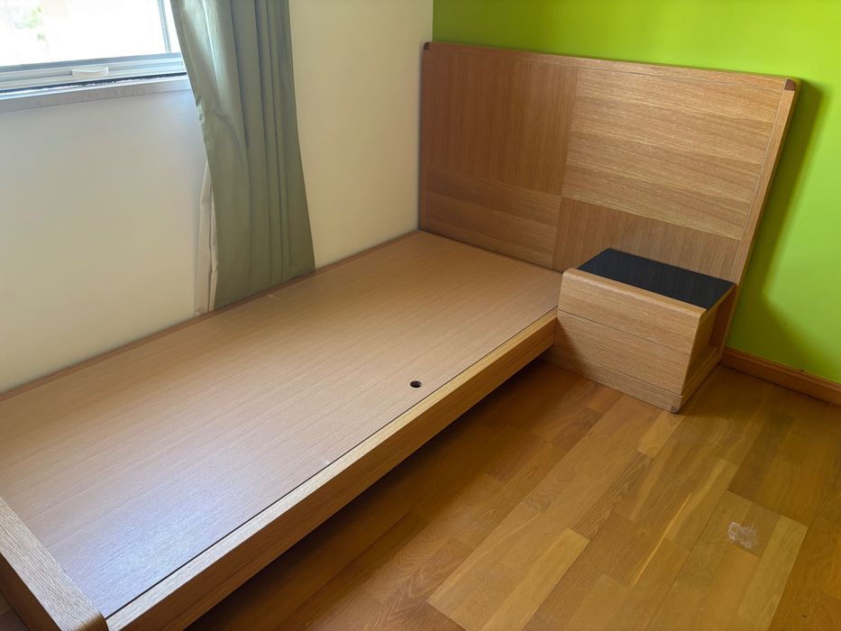 Cama individual + mesa de cabeceira integrada (2 gavetoẽs) + colchão