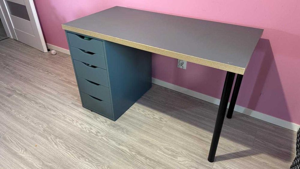 Biurko IKEA ALEX z szufladami i szarym blatem