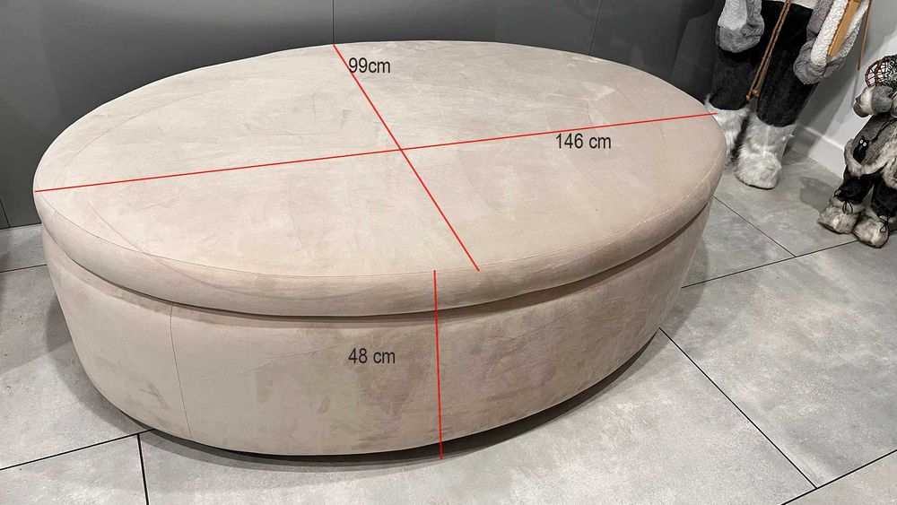 Duże siedzisko, beżowe. Puf. Do holu, poczekalni, przedpokoju.