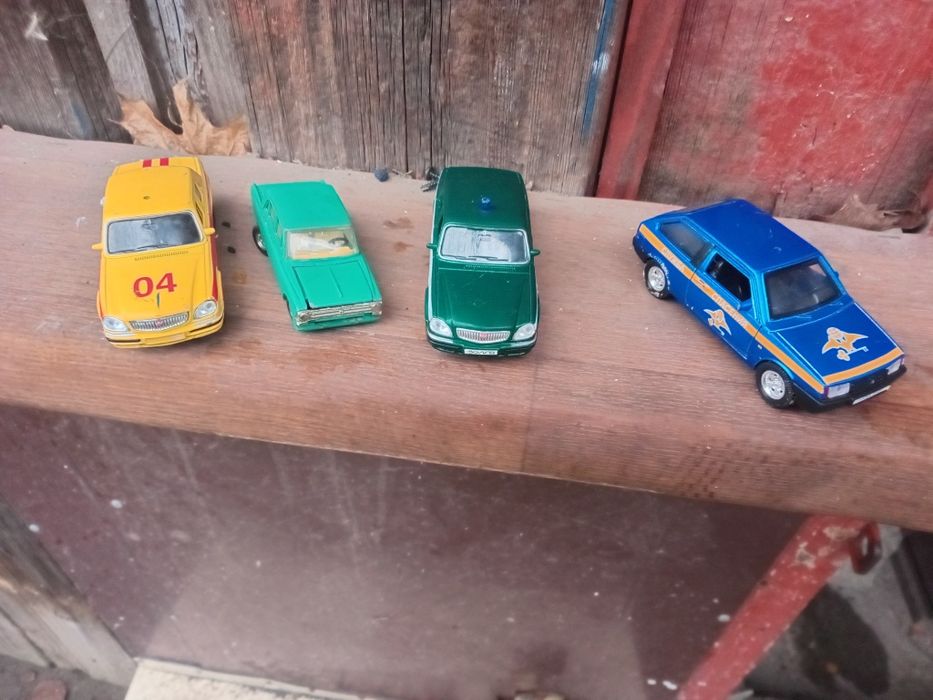 Машинки игрушки...