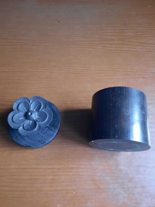 Caixa de madeira preta com tampa de flor artesanal