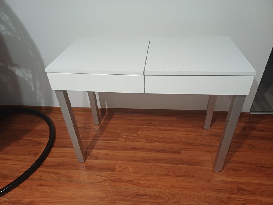 Toaletka z lustrem i szuflada