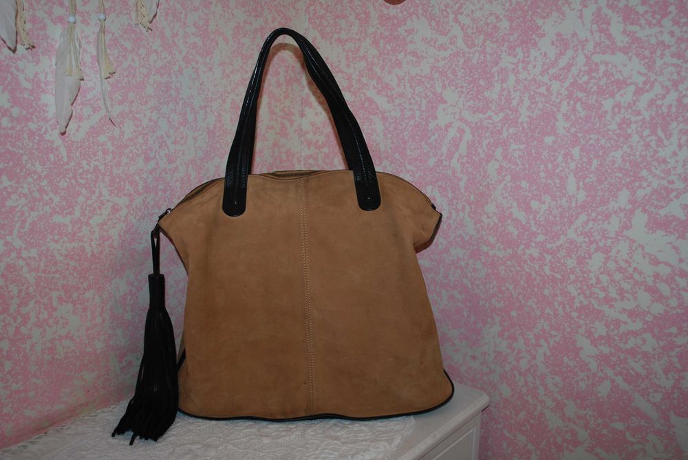 Три дамские сумочки,в хорошем состоянии.