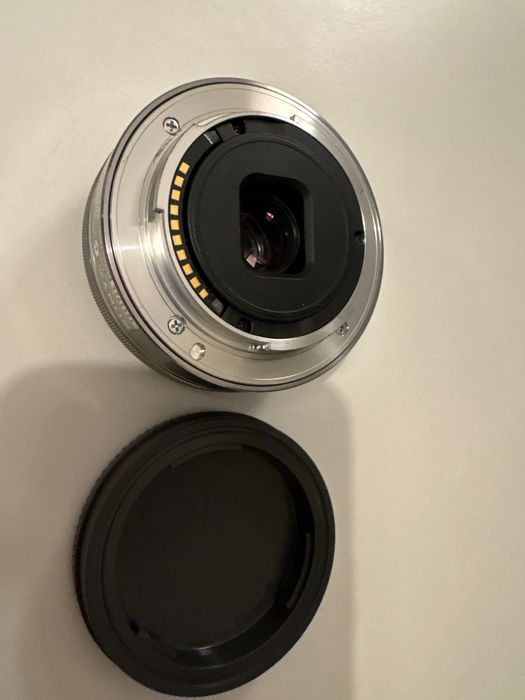 Objetiva / Lente Sony E 16mm f/2.8 (SEL16F28) Prateada — Como Nova