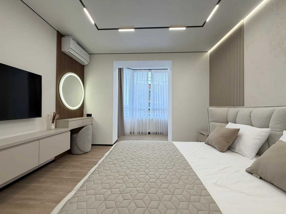 Стильна трикімнатна біля міського озера