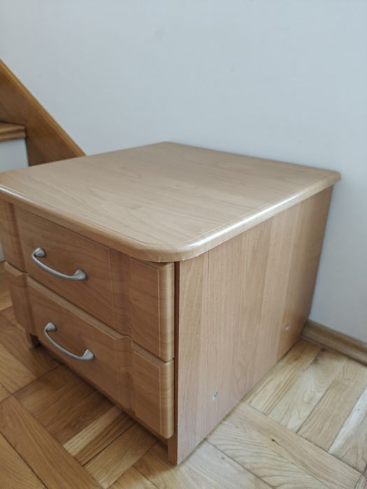 Stolik nocny z dwiema szufladami