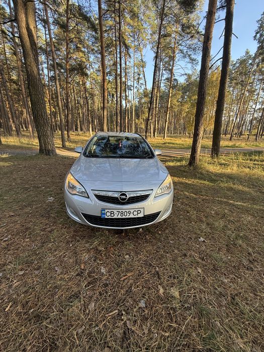 Продам Opel Astra 2012 року випуску в сріблястому кольорі.