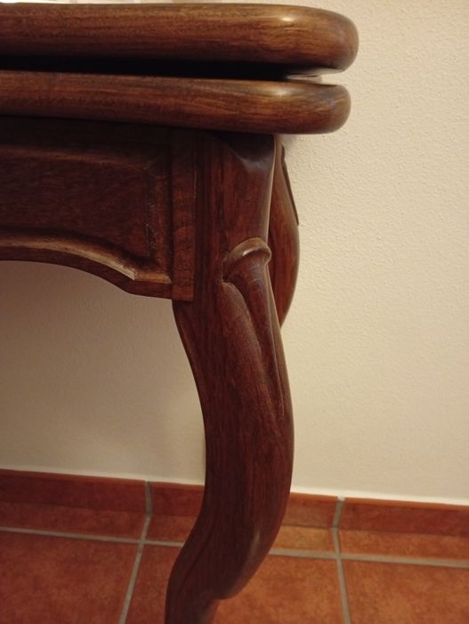 Mesa de jogo em madeira de castanho