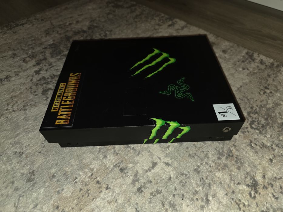 Xbox one x com 2 comando e carregador