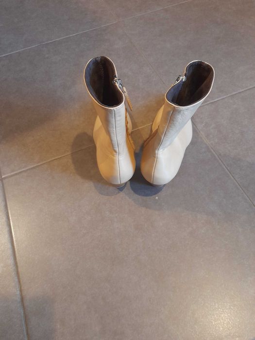 Botas em pele novas