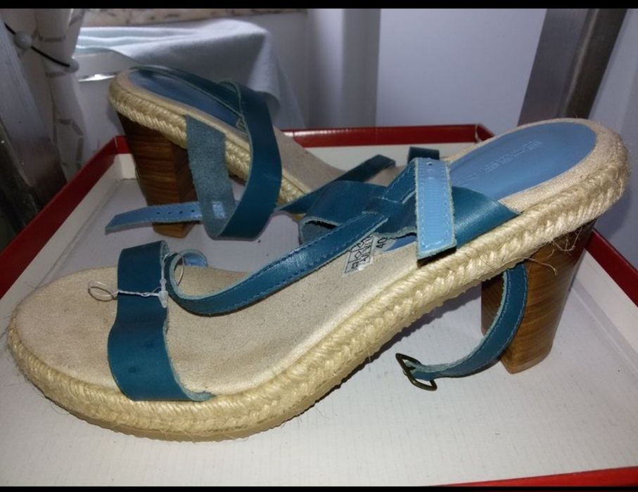 sandalias azuis, de cunha, tamanho 40, ver descrição