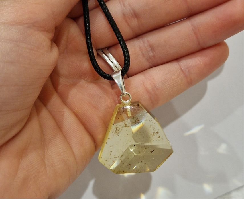 Zawieszka z bursztynu bałtyckiego