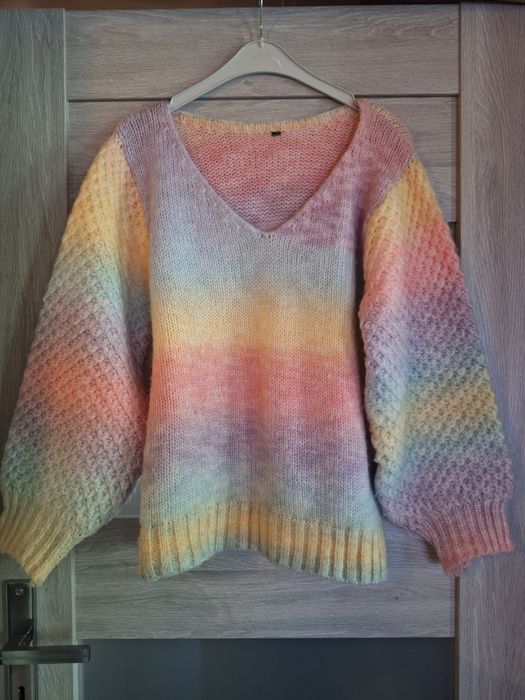 Śliczny sweter tęcza z bufiastymi rękawami