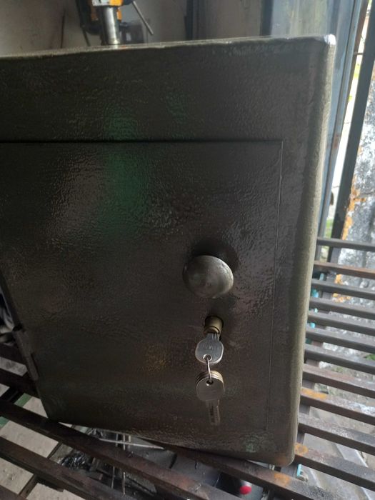 Сейф      металевий 2шт.