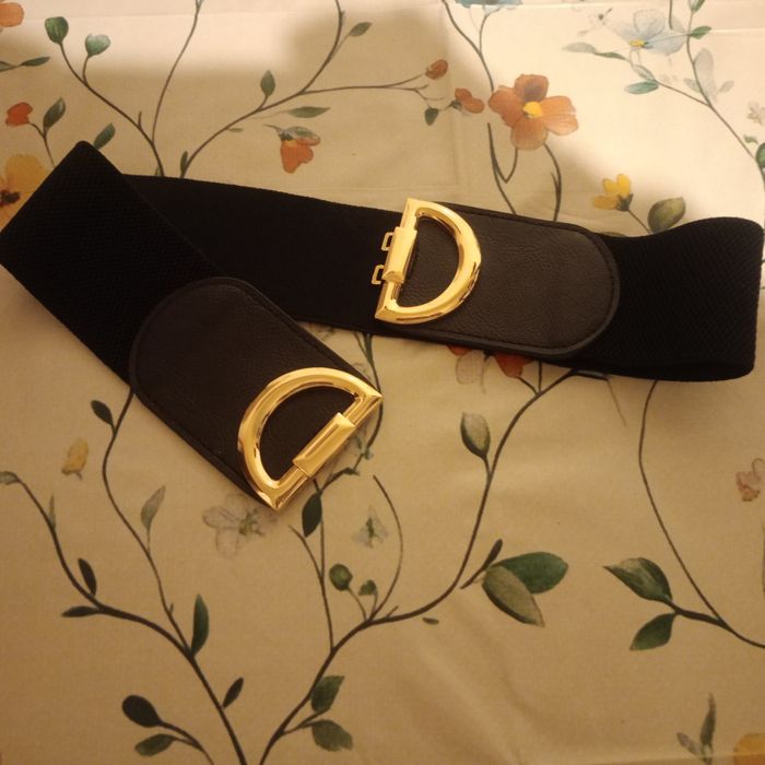 Nowy damski pasek na gumie zapinany na klamrę.