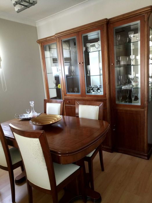 Estante e mesa com cadeiras cerejeira