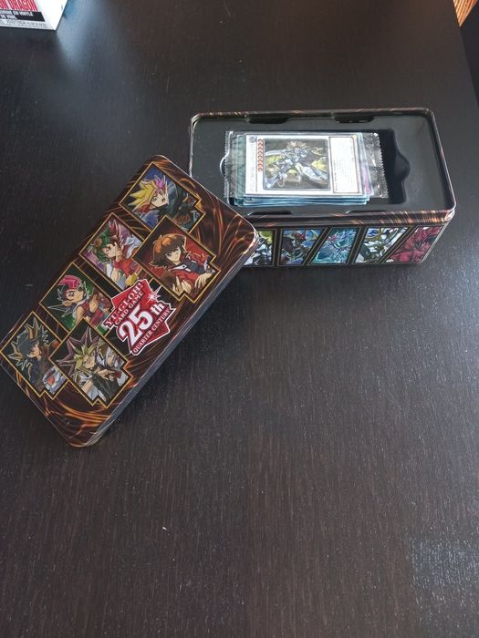 Yu-Gi-Oh! Lata 25º Aniversário + Carta Promo Paladino da Iluminação (QCR)
