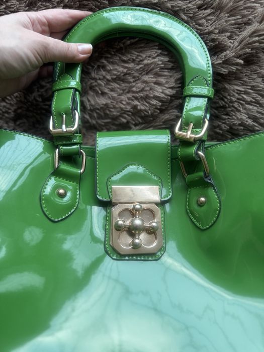 Яскрава лакова сумка