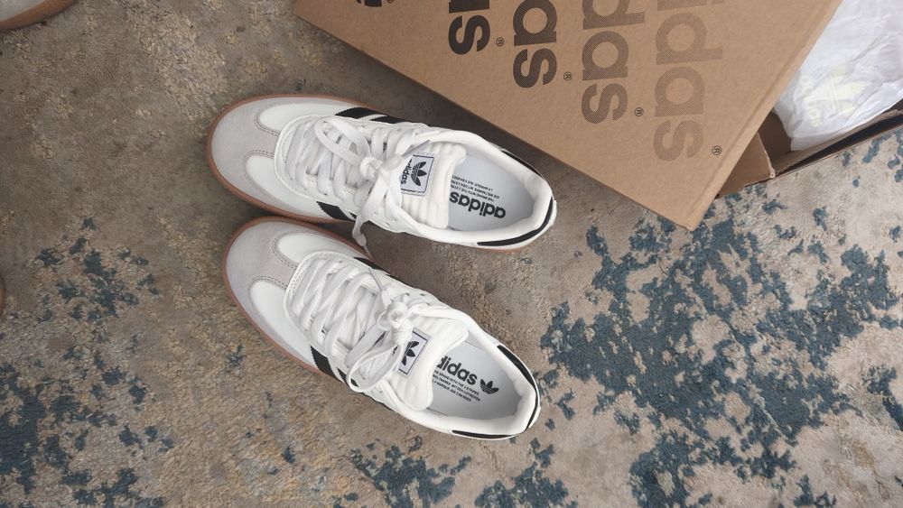 Adidas og samba. Novas