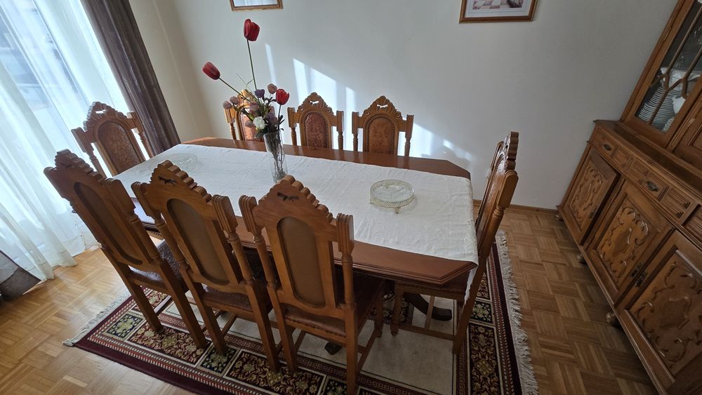 Cristaleira + mesa + 8 cadeiras