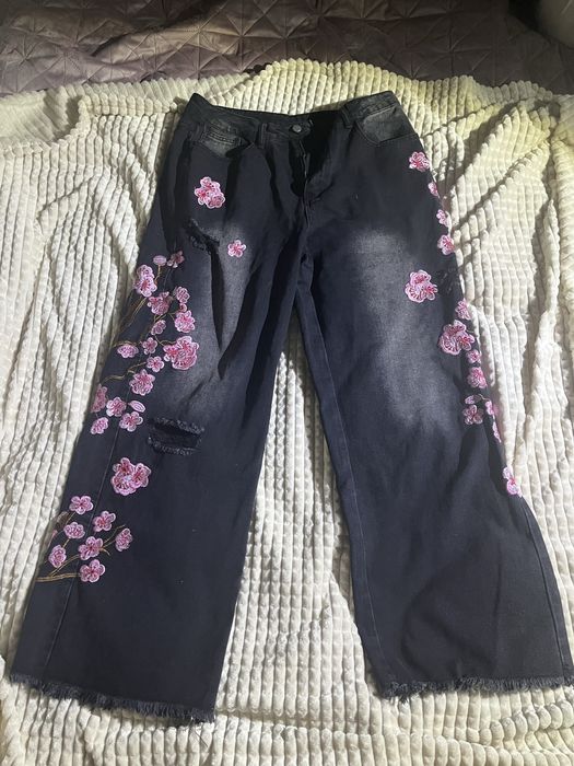 Джинсы с сакурой (черный)